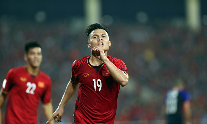 Quang Hải (số 19) hiện là chân sút số một của Việt Nam ở AFF Cup 2018. Anh cùng ghi được ba bàn như Anh Đức và Công Phượng. Ảnh: Lâm Đồng.